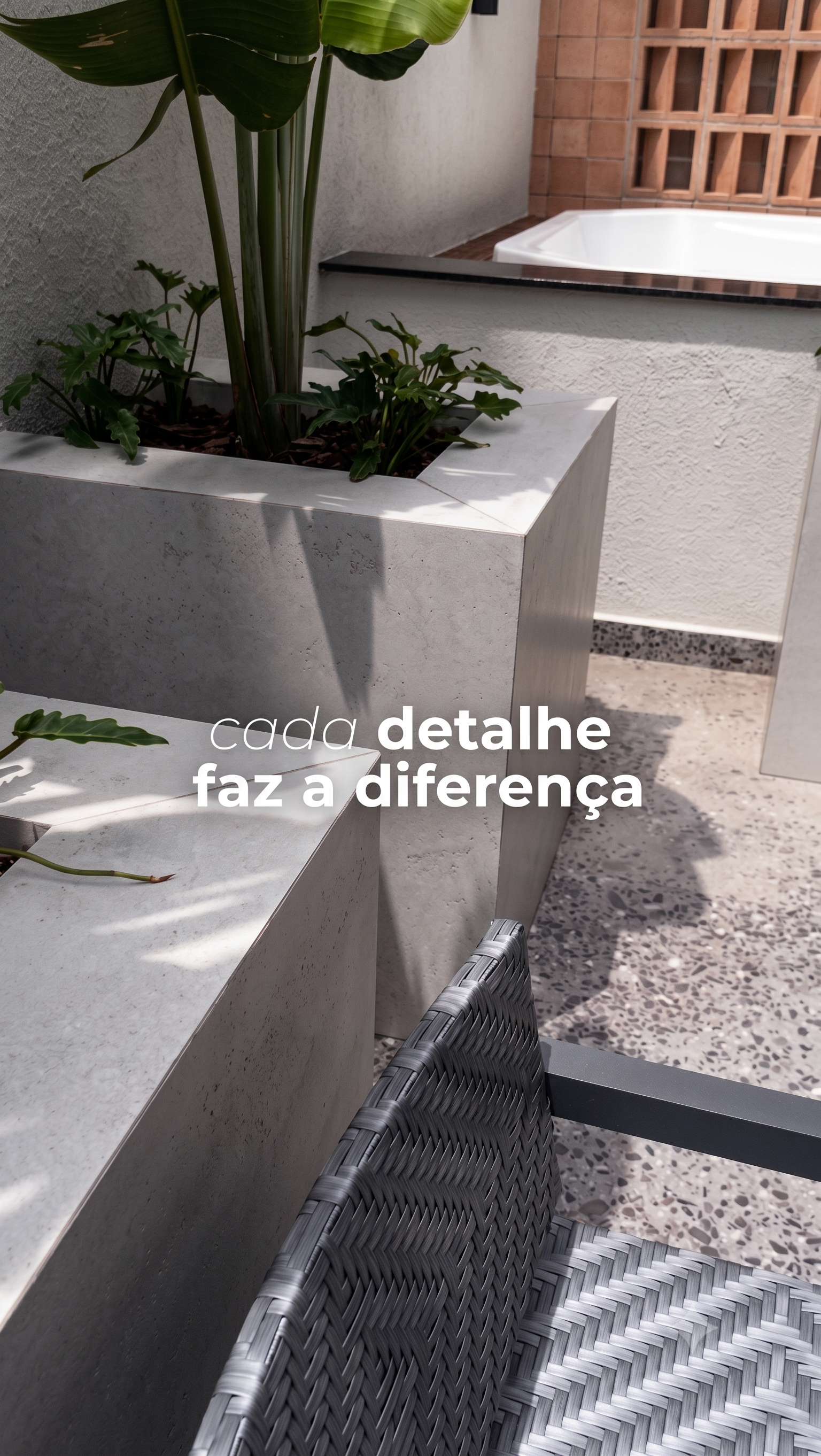 Detalhe de jardineira em porcelanato